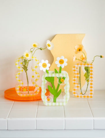 decorative acrylic wavy checkered daisy vases